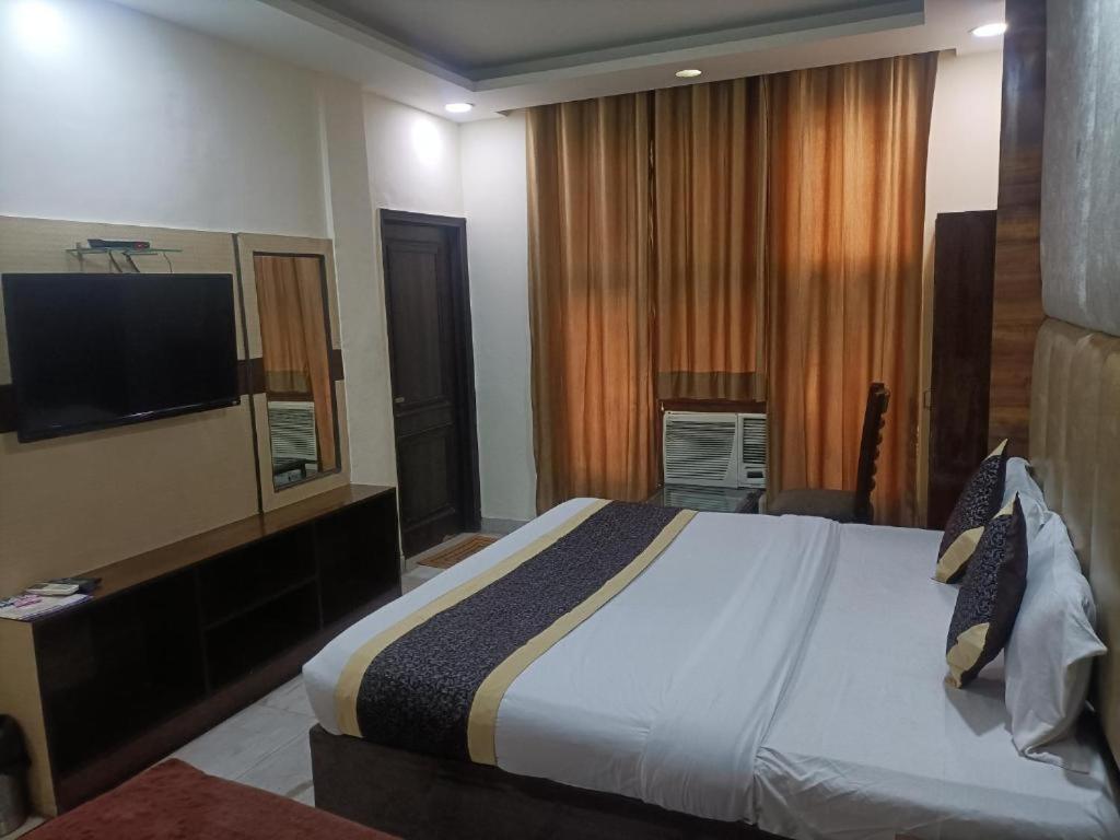 Hotel Lavisa Yeni Delhi Dış mekan fotoğraf