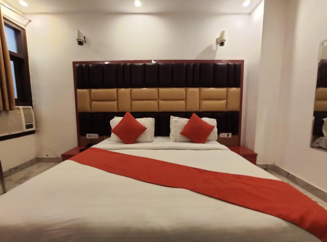 Hotel Lavisa Yeni Delhi Dış mekan fotoğraf